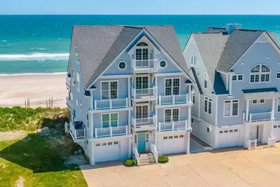Image de N. Topsail Family-Oriented Beachfront Home Ă distance de marche de la piscine