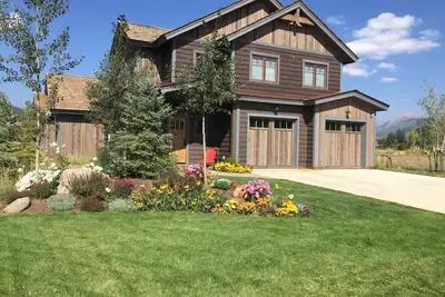 Image de Magnifique maison de luxe se trouve au bord du lac au milieu de l'élan à couper le souffle Mt