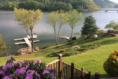 Image de Lodge On South Holston Lake, près de Creeper Trail - Bain à remous, foyer, kayak, ponton