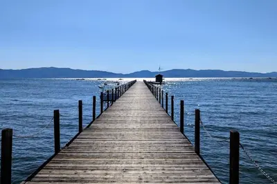 Image de Au coeur de la ville de Tahoe! Plage privée et piscine! Marchez n'importe où!