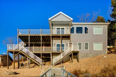 Image de Presque nouvelle maison au bord du lac avec une vue imprenable sur 44 Mm