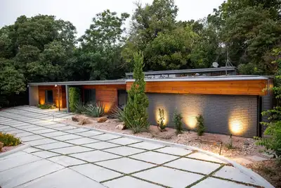 Image de Comme on le voit sur Fixer Upper - Restez dans la fabuleuse maison moderne Waco Mid Century!