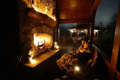 Image de Luxe Lodge 375 Ft Sur La RIVIÈRE Toccoa! Bain à remous, table de billard, salle de théâtre, foyers