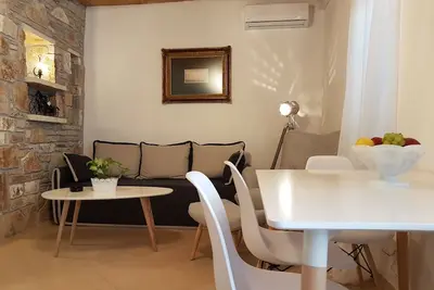 Image de Nafplio Cozy Mountain Cottage. Récemment rénové avec vue sur le fort de la ville.