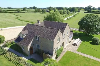 The Cotswold Manor Lodge, bain à remous exclusif, granges de jeux / événements, 70 acres de parc