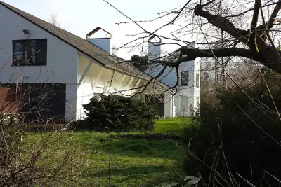 Image de Villa 4 étoiles située dans un environnement résidentiel, boisé et paisible