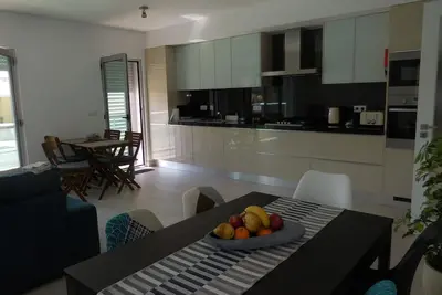 Image de Spacieux, Wifi gratuit + télévision par câble, à 10m à pied de la plage