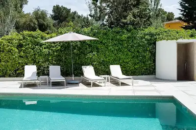 Image de Maison idyllique avec jardin tropical et piscine privée dans un quartier résidentiel calme
