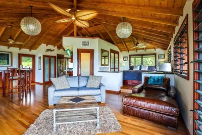 Image de Propriété de 23 acres, vues sur l'océan et le coucher du soleil, bain à remous, accès à la plage privée, jungle!