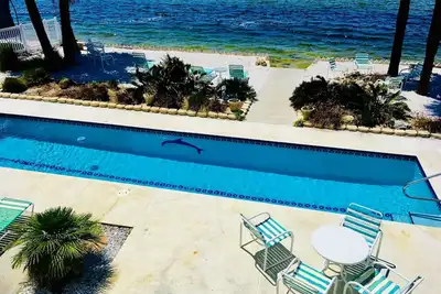 Image de Beachfront Home w \/ piscine privée située directement sur le golfe du Mexique