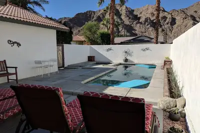 Image de Belle maison à aire ouverte avec vue sur la montagne, piscine, spa et cour confortable