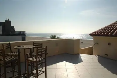 Image de Two Bedroom Strand Apt. avec A / C et terrasse sur le toit