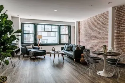 Image de Mid-Century Modern Escape with 97 Walk Score!