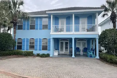 Image de Maison de plage spacieuse. Très proche de la plage et à quelques pas de la piscine!