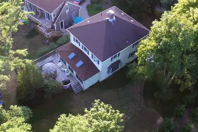 Image de Maison spacieuse, moderne et propre + bel espace. 1 min Ă pied de la plage de Great Pond!