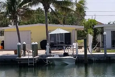 Image de Key Colony Beach Vacation - Canal avant 2 chambres, 2 salles de bain pour 4 personnes avec quai