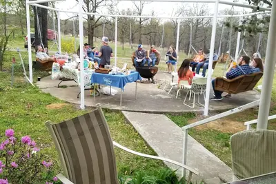 Image de Pays calme Évadez-vous avec de grands porches, une piscine et un étang de pêche.
