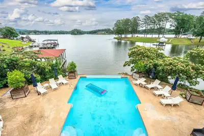 Image de Marlin Houzz: 7 chambres, 7. 5 salles de bain. 24. Vue à 300 degrés sur le lac