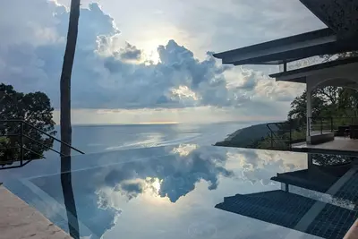 Image de Hou La La! Marchez jusqu'à la plage! Vue sur l'océan fou! Emplacement parfait! Nouvelle villa de luxe!