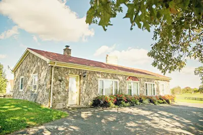 Image de Cottage romantique sur domaine rural spectaculaire avec des courts de tennis, Spa