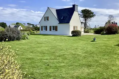 Image de Villa spacieuse pour 12 avec grand jardin près de la mer