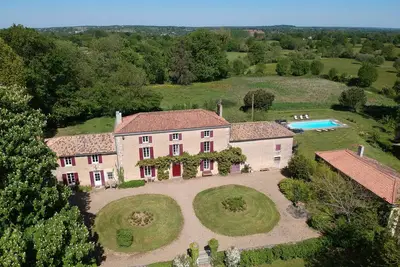 Image de Manoir français classique et luxueux situé dans un grand terrain avec piscine