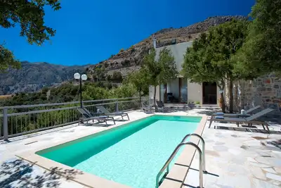 Villa Somnia! Avec piscine privée, proche des commodités, revitalisation de la nature!
