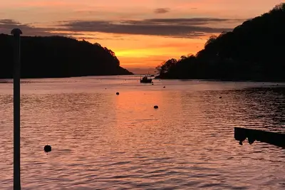 Image de Deux magnifiques appartements au bord de l'eau à Dartmouth, accès à l'eau, wifi, amarrage
