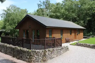 Image de Belle lodge en bois, niché dans le paisible havre de la faune avec vue sur la montagne.