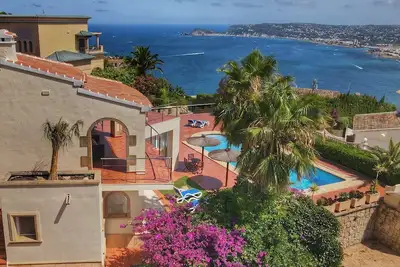 Image de Grande villa luxueuse pour 6 avec fenêtres panoramiques et vue sur mer