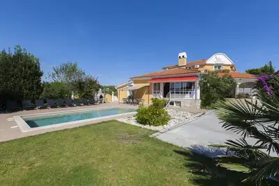 Image de grande villa avec piscine et spa