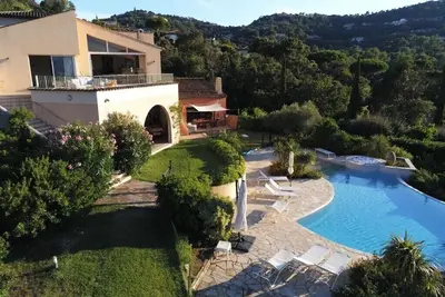Image de Superbe Villa, Domaine privé, très belle vue mer, piscine, 5m à pied des plages