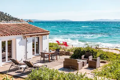 Image de villa du pêcheur pieds dans l'eau acces direct plage privée parking privé clim