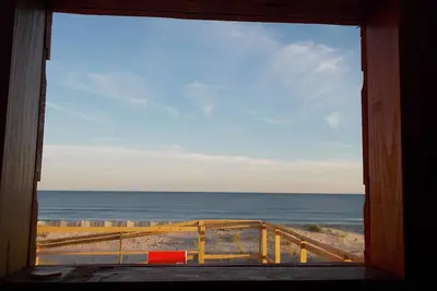 Image de Venez à la plage ce week-end, séjournez à The Cabin, une maison unique en bord de mer