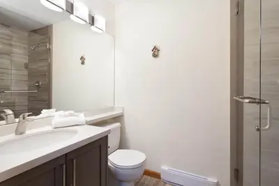 Image de Très bien situé -Newly Rénové 2 Chambre Whistler Village Condo