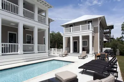 Image de \"La vie est une plage\" piscine privée. 21 personnes. Construit en 2016!