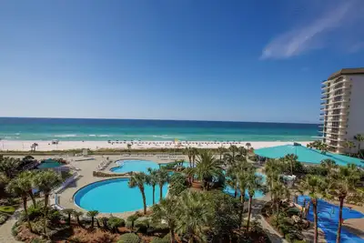 Image de Les Dates De L'ÉTÉ Et De L'Automne Sont Ouvertes! Demandez Le Rabais! La tour 1 donne sur la piscine et la plage!