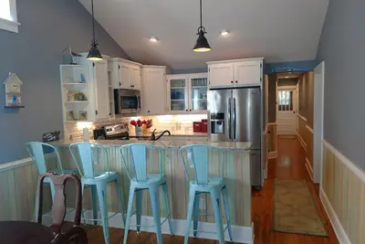 Image de Beautiful Beach Cottage ~ Situé à trois rues de la plage!