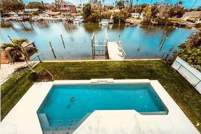 Image de Flipper's Lagoon Luxury Waterfront Pool Home avec kayaks et tous les jouets