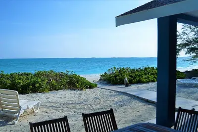 Image de Profitez de la plus belle plage de l'île! À quelques pas du sable blanc étonnant.