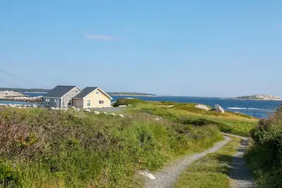 Image de Idyllic Oceanfront Cottage, près de Peggy's Cove!
