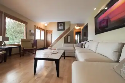 Image de Propriété de vacances relaxante et spacieuse avec un espace de vie fantastique à l'arrière. <br>