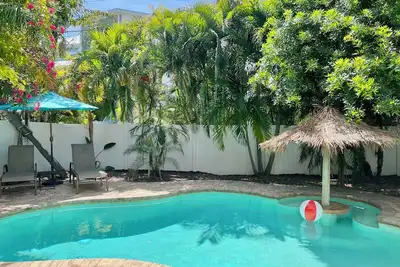 Image de Près de la plage et des restaurants avec une piscine chauffée!