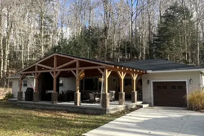 Image de Findley Lake- Pfarrhaus- Profitez des 4 saisons de ski, de motoneige et du lac.