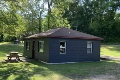 Image de Rock 'n Roll - Chalets au bord du lac sur un lac semi-privé, plage, bateaux, amusement!