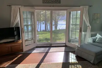 Image de Bord de l'eau paisible du lac avec quai de baignade et kayaks! Cuisine complète! Chaleur et air!