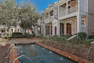 Image de Belle maison de ville Le Jardin située au coeur du village de Baytowne Wharf