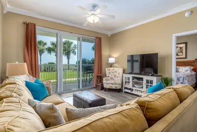 Empreintes de pas dans le sable - Condo Beach au rez-de-chaussée! Sortez votre porte à la piscine et à la plage