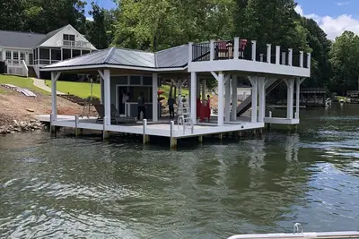 Image de Belle maison riveraine pour la famille, le canotage, la détente et la pêche