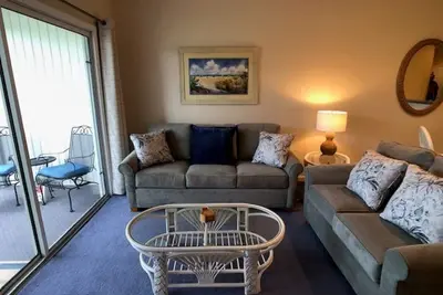 Image de 2 Bdrm Sunset Beach Condo: Terrasse avec vue sur le 10ème trou Jones / Byrd.